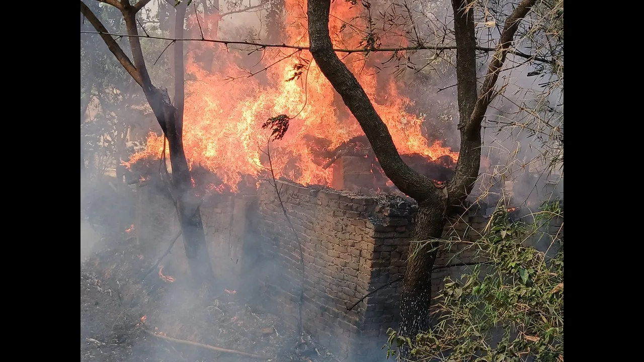 सुल्तानपुर : अचानक उठी आग की लपटे, गरीब का आशियाना राख 
