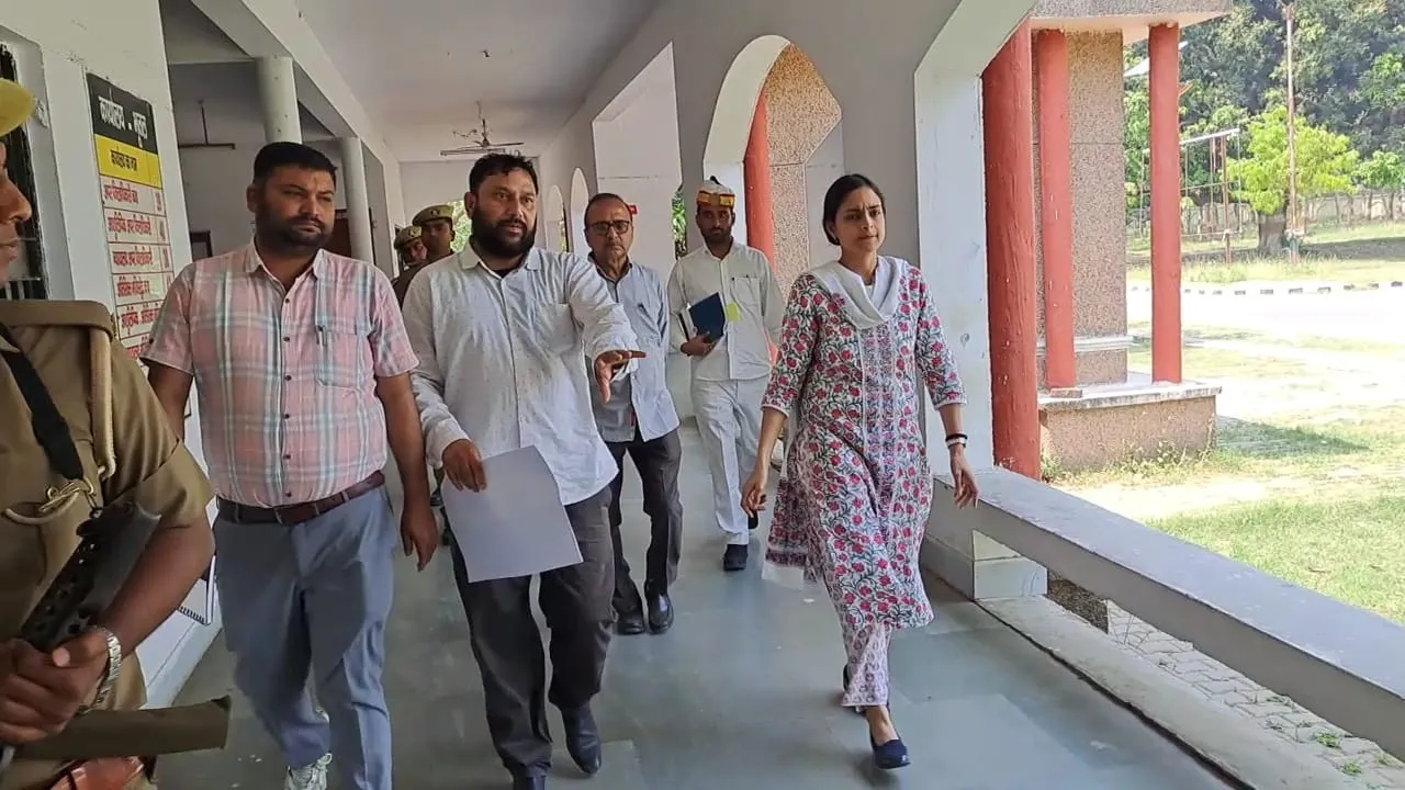 श्रावस्ती: पोलिंग स्थल पर सभी व्यवस्थाएं दुरूस्त करने के जिला निर्वाचन अधिकारी दिए ने निर्देश