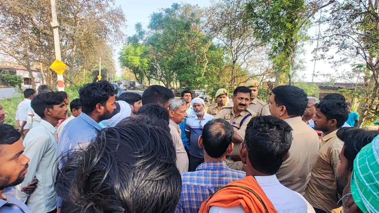 लखीमपुर-खीरी: रिपोर्ट दर्ज करने की मांग पर अड़े परिजन, शव सड़क पर रखकर जाम लगाने की कोशिश