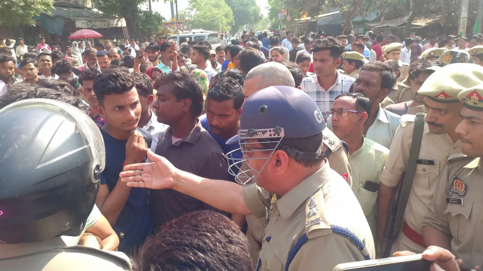 लखीमपुर-खीरी: ग्रामीणों ने परिजनों के साथ चौराहा किया जाम, एएसपी ने संभाला मोर्चा 
