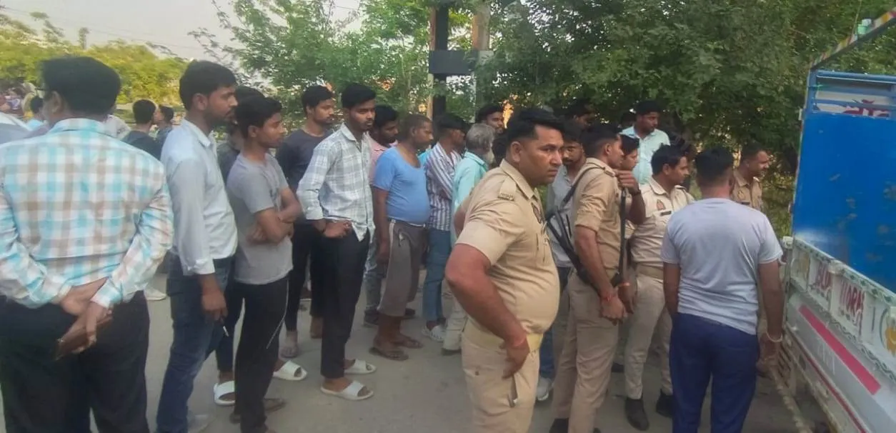 पीलीभीत: रेलवे क्रासिंग के पास पड़ा मिला शव, पेट पर जले के निशान...जांच में जुटी पुलिस