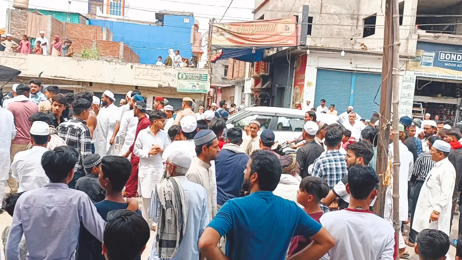 रामपुर: ट्रैक्टर-ट्रॉली की चपेट में आकर फल कारोबारी की मौत, मचा कोहराम