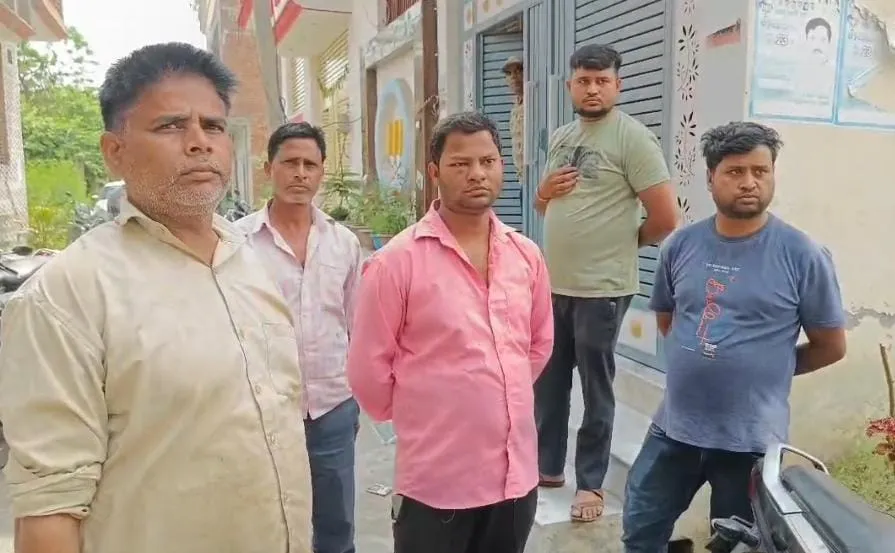 अमरोहा: कार सवार युवकों ने ठेले वाले को बंधक बनाकर पीटा, सड़क किनारे फेंका