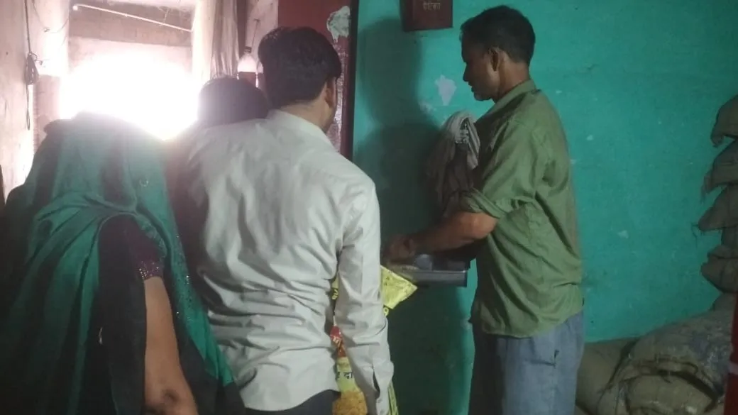 बदायूं: नई व्यवस्था में भी कोटेदारों ने लगाई सेंध, दूसरी मशीन से तौल कर दे रहे राशन