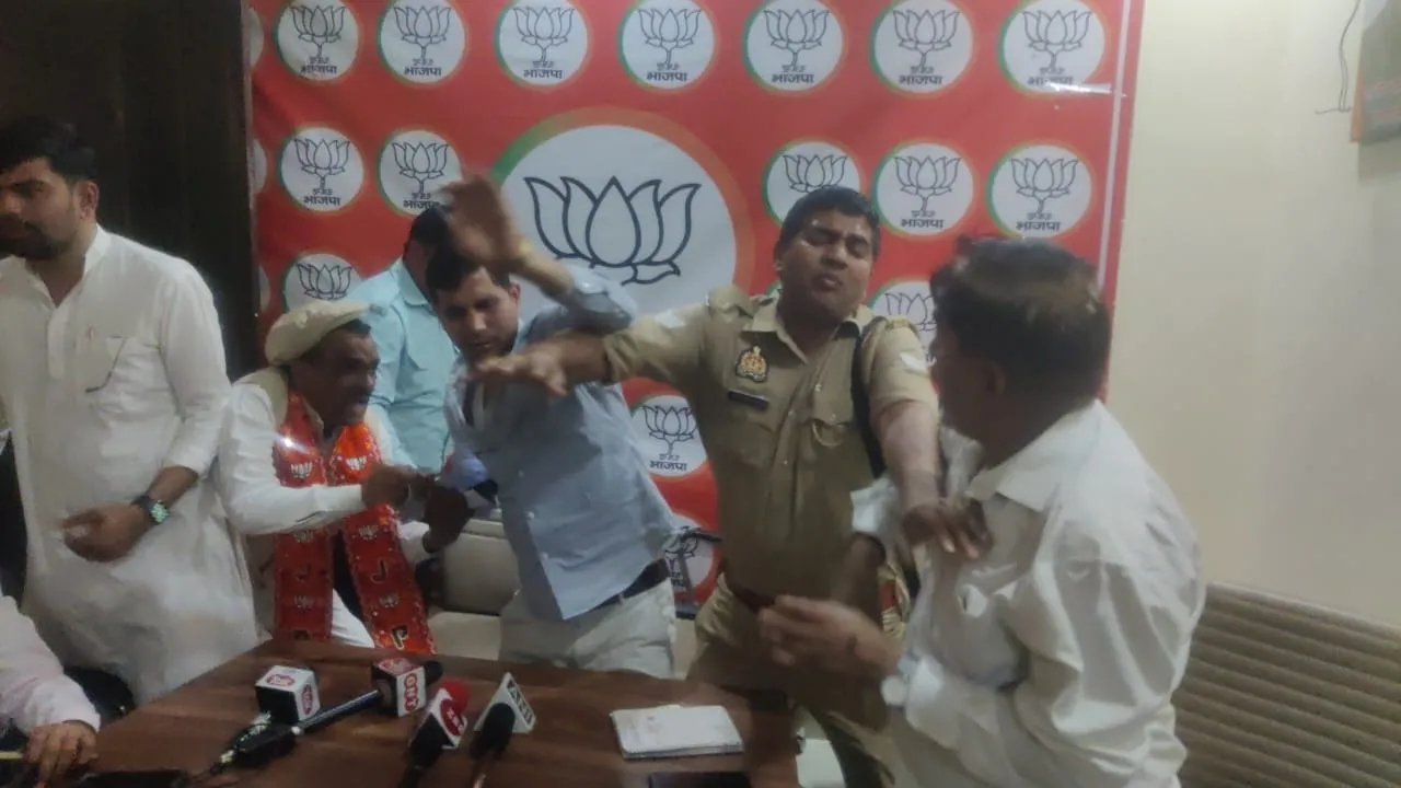 अमरोहा: भाजपा के जिला उपाध्यक्ष और जिला मीडिया प्रभारी में हुई थप्पड़बाजी, काफी देर तक भाजपा कार्यालय पर हंगामा