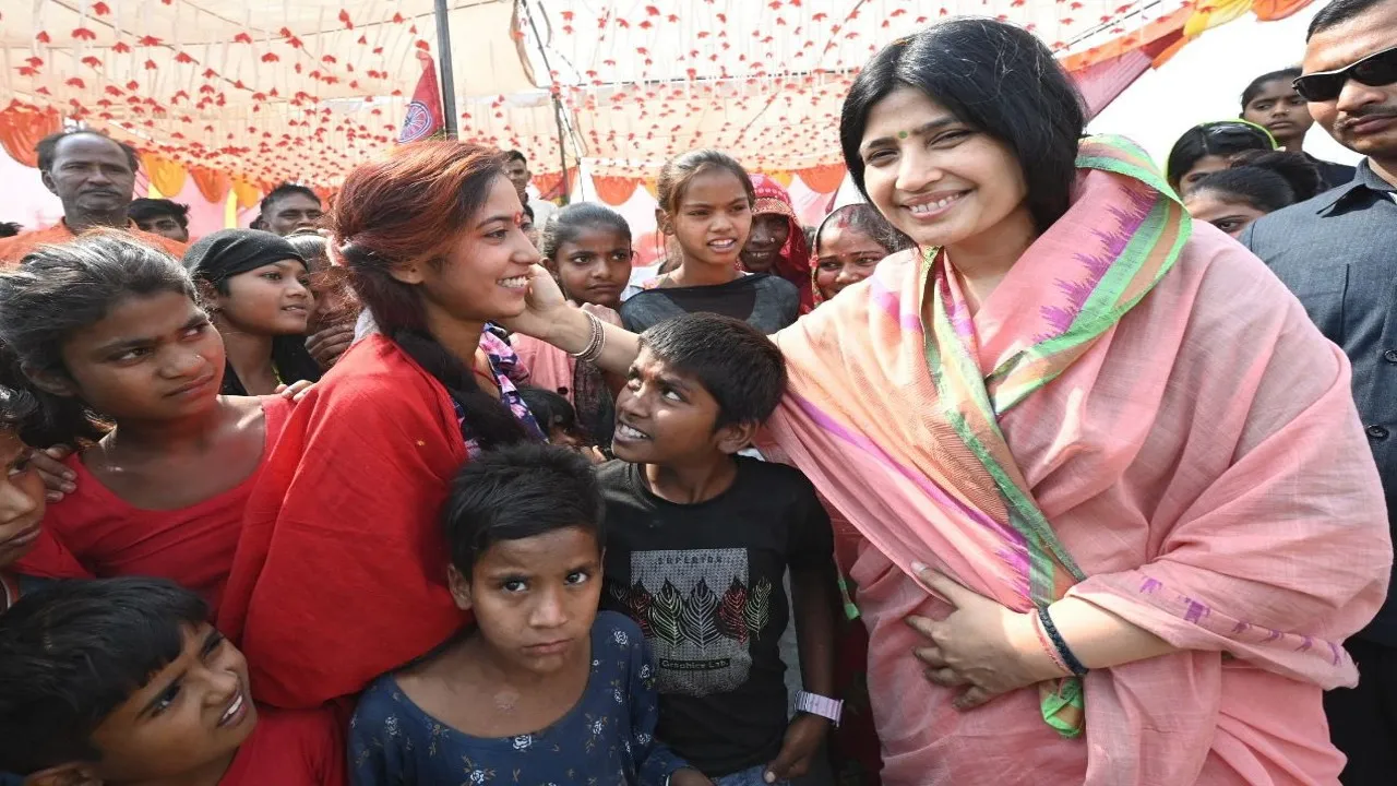 सपा संस्थापक स्वर्गीय मुलायम सिंह की समाधि पर डिंपल ने लिया आशीर्वाद, कुछ देर में करेंगी नामांकन 