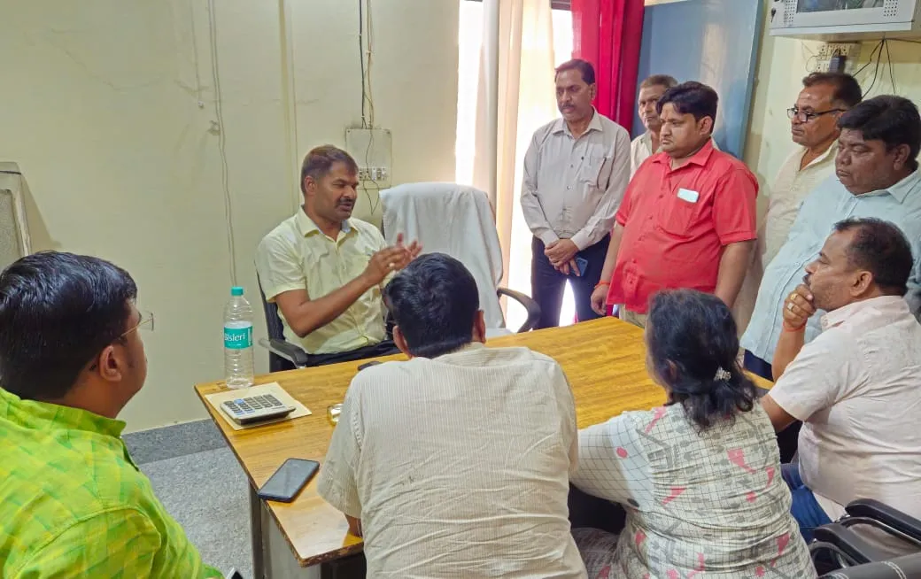 शाहजहांपुर: गेहूं खरीद को लेकर केंद्र प्रभारी और व्यापारी आए आमने-सामने, व्यापारियों ने किया मंडी सचिव का घेराव