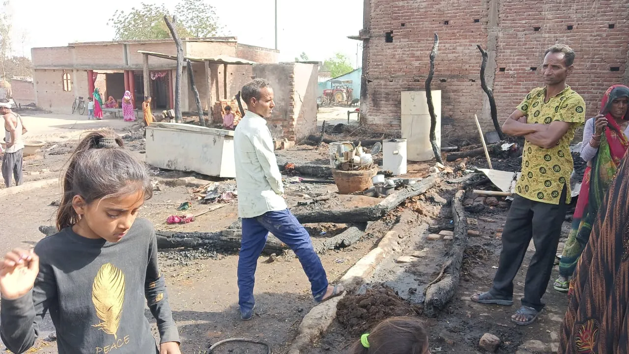 लखीमपुर-खीरी: खाना बनाते समय लगी भीषण आग, 30 से ज्यादा घर जले 