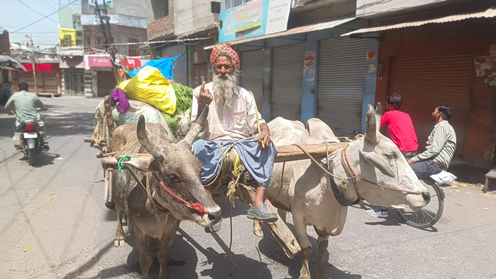 पीलीभीत: बैलगाड़ी पर सवार होकर वोट डालने पहुंचे इकबाल सिंह, शहरवासी हैरान
