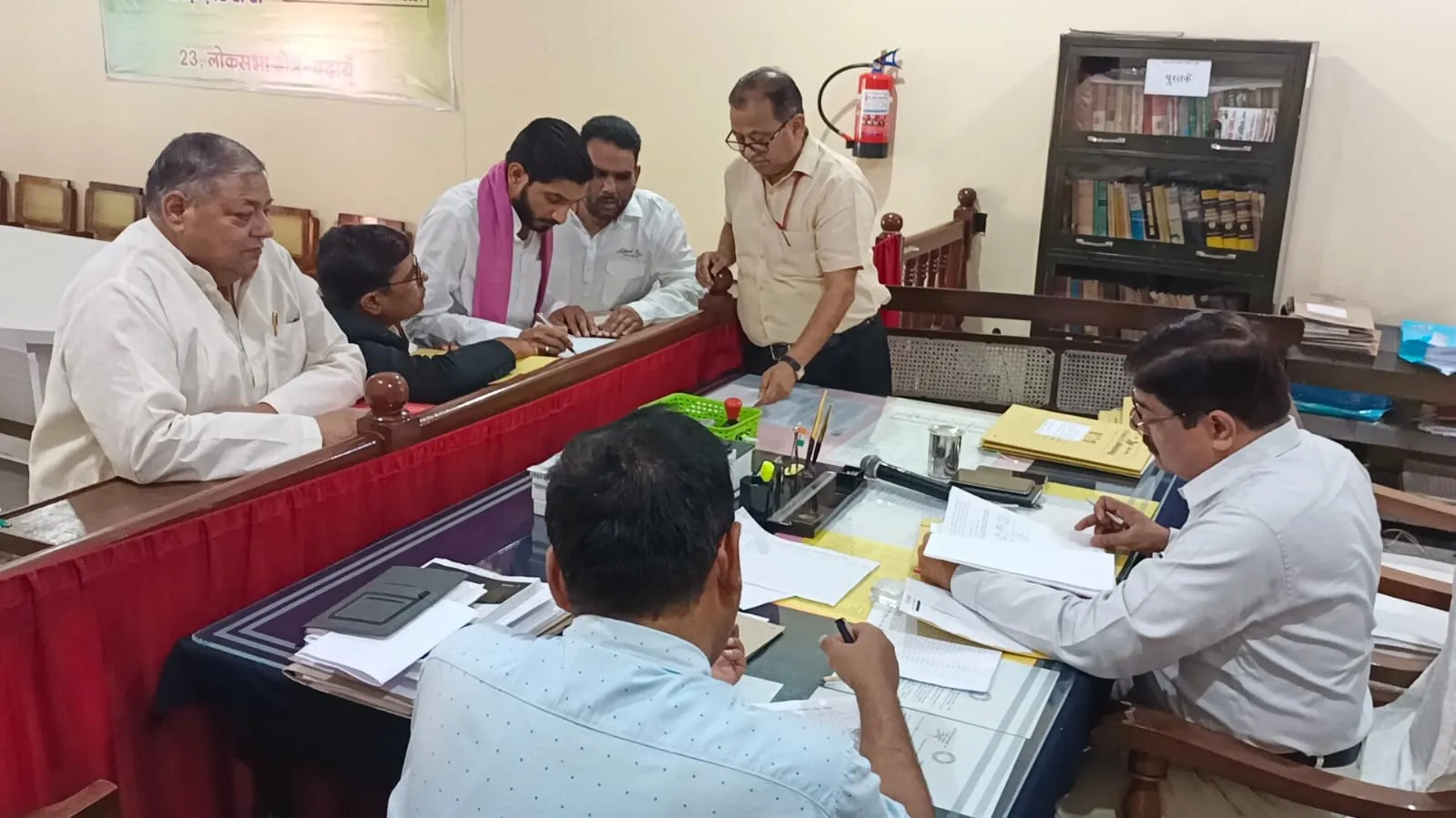 बदायूं: नामांकन पत्रों की चल रही जांच, त्रुटियां दूर करने को बुलाए जा रहे प्रत्याशी