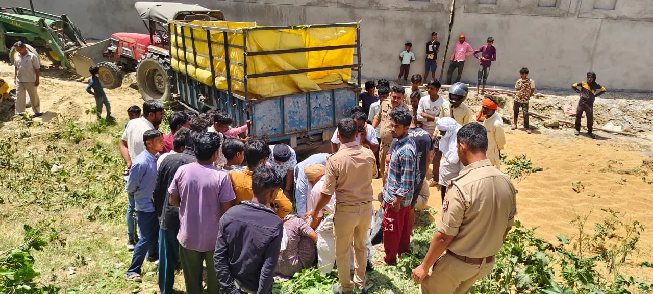 पीलीभीत: ट्रैक्टर और टेंपो की टक्कर, एक की मौत, 10 घायल