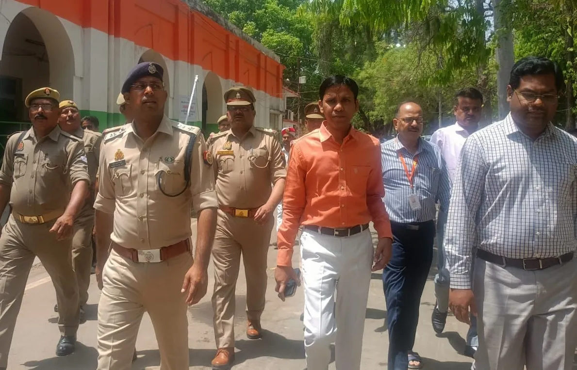 लखीमपुर-खीरी: डीएम-एसपी ने नामांकन प्रक्रिया का निरीक्षण कर देखी सुरक्षा व्यवस्था, कर्मचारियों को दिए जरूरी निर्देश 