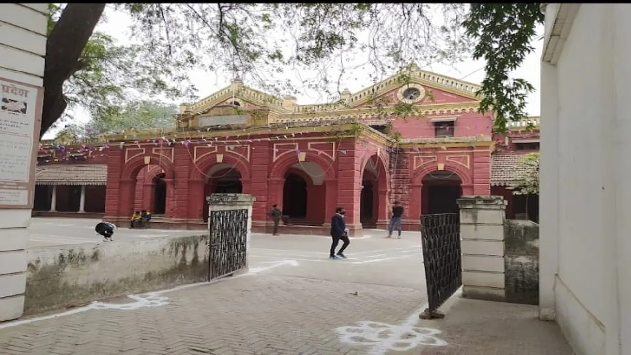 जौनपुर: तहसीलदार न्यायालय में ताला बंद देखकर भड़के अधिवक्ता, धनउगाही का लगाया आरोप