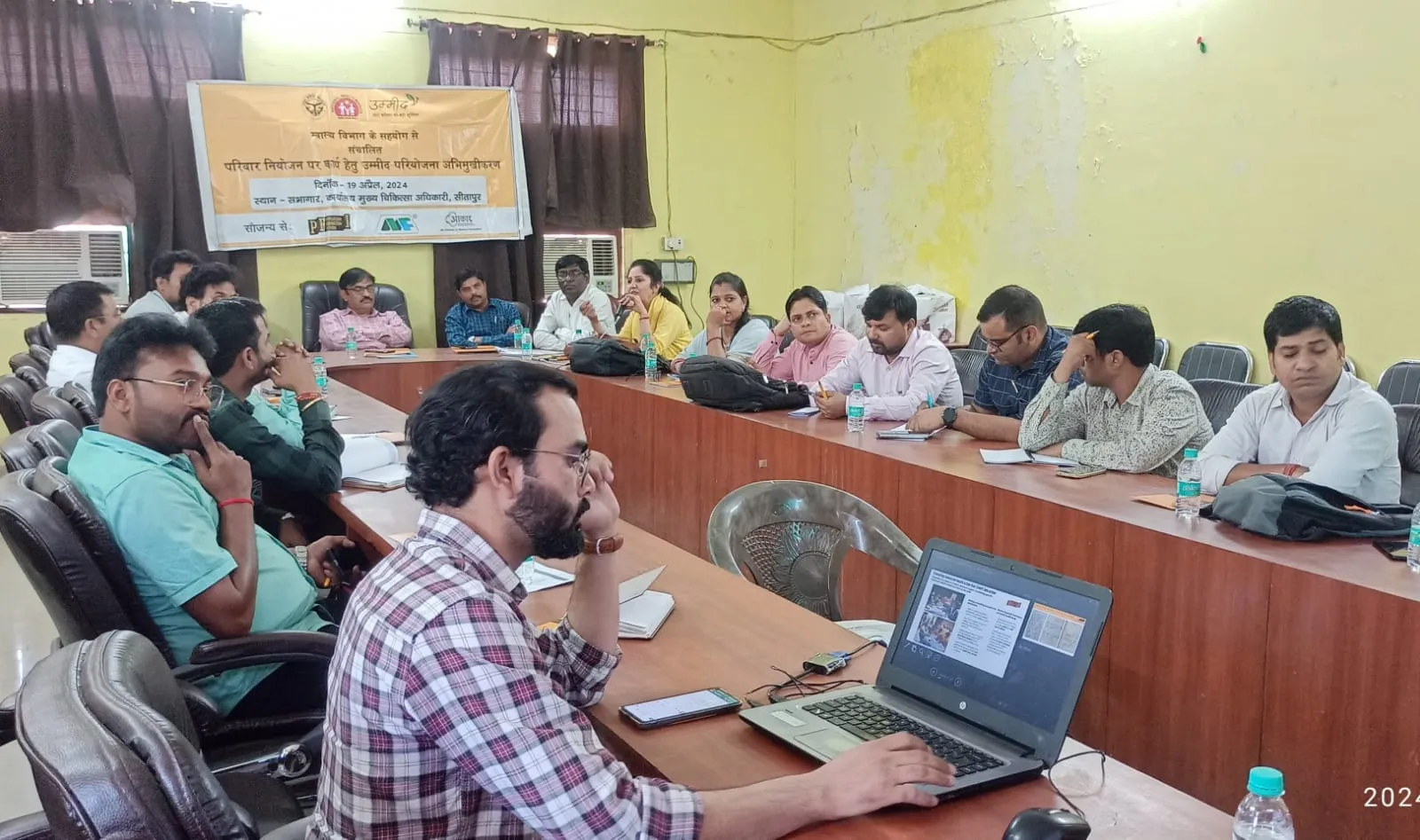 सीतापुर: जनसंख्या स्थिरीकरण को लेकर जिले में चलेगी उम्मीद योजना, CMO कार्यालय के सभागार में ACMO ने किया शुभारंभ