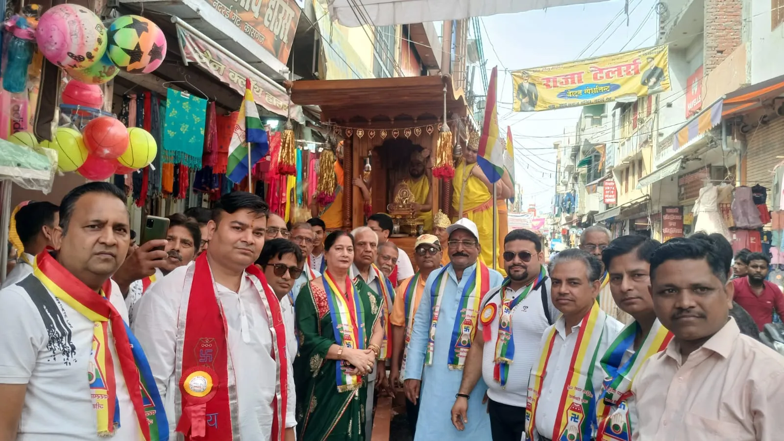 कासगंज: जैन धर्मावलंबियों ने मनाई भगवान महावीर की जयंती, जैन रथ मेला कमेटी ने निकाली भव्य शोभायात्रा