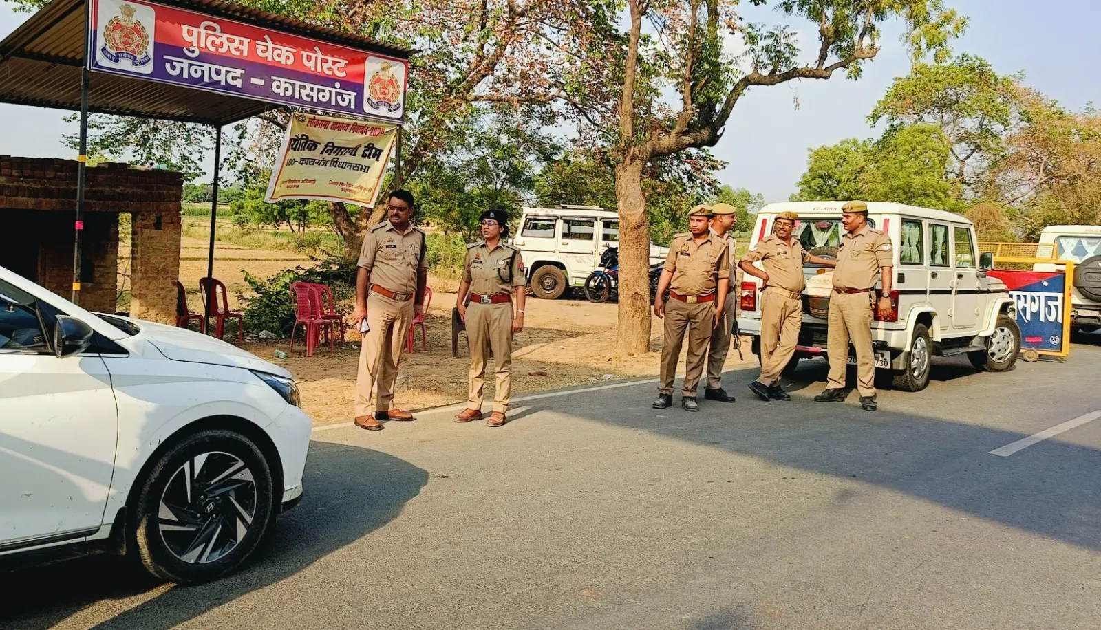 कासगंज: लोकसभा चुनाव के चलते जिले की सीमाओें पर बरती जा रही सतर्कता, एएसपी ने अलीगढ़ बॉर्डर पर बने बैरियर पर कराई चेकिंग 