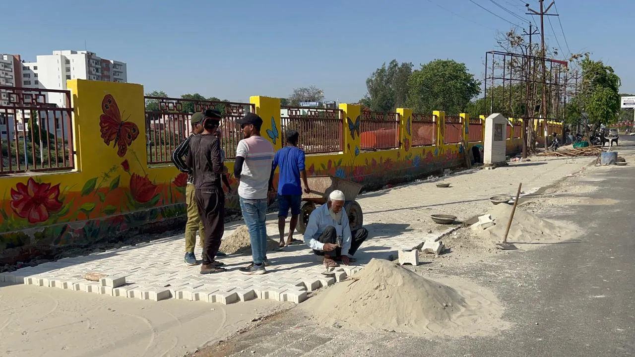 Bareilly News: पीएम मोदी के रोड शो को लेकर शहर में शुरू हुई तैयारी, सड़कों और चौराहों पर चल रहा मरम्मत का कार्य 