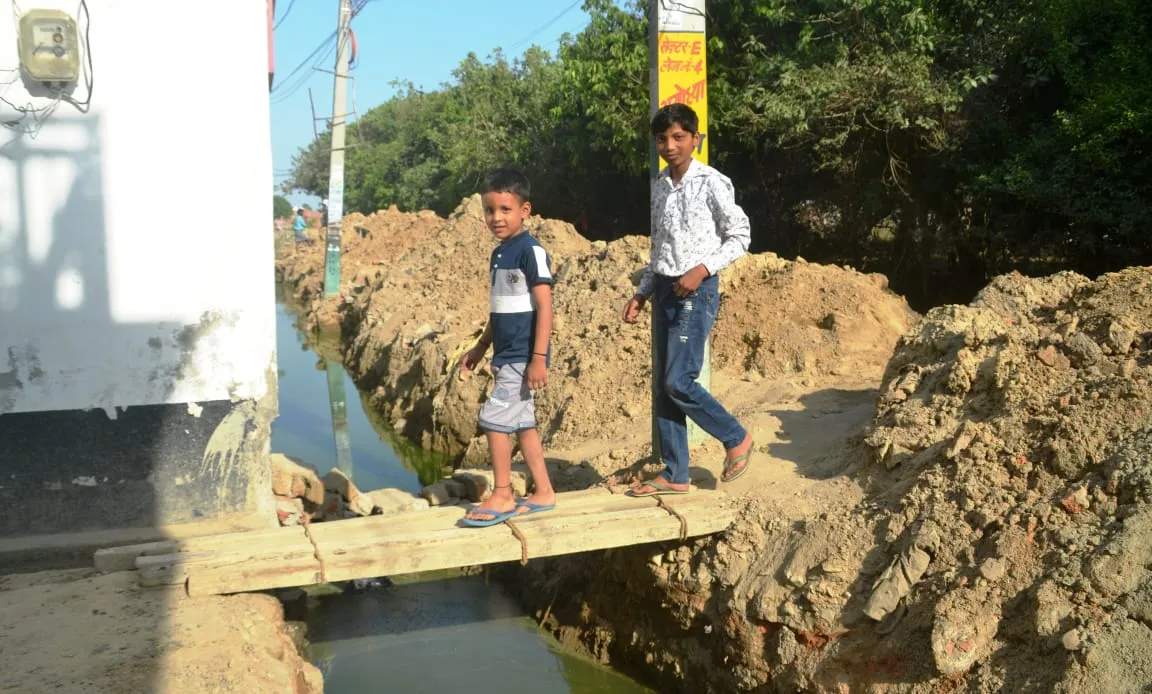 पीलीभीत: अब नाला निर्माण ने बढ़ाई मुश्किल, घरों से बाहर आवाजाही बनी हादसे का सबब...बच्चों को लेकर लोग परेशान