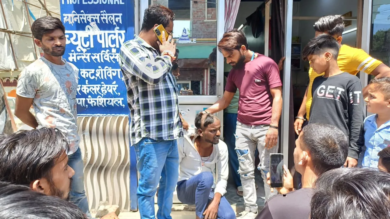 लखीमपुर-खीरी: कुंडल छीनकर भागे युवक को लोगों ने दबोचा, सिर मुंडवाकर पुलिस को सौंपा 