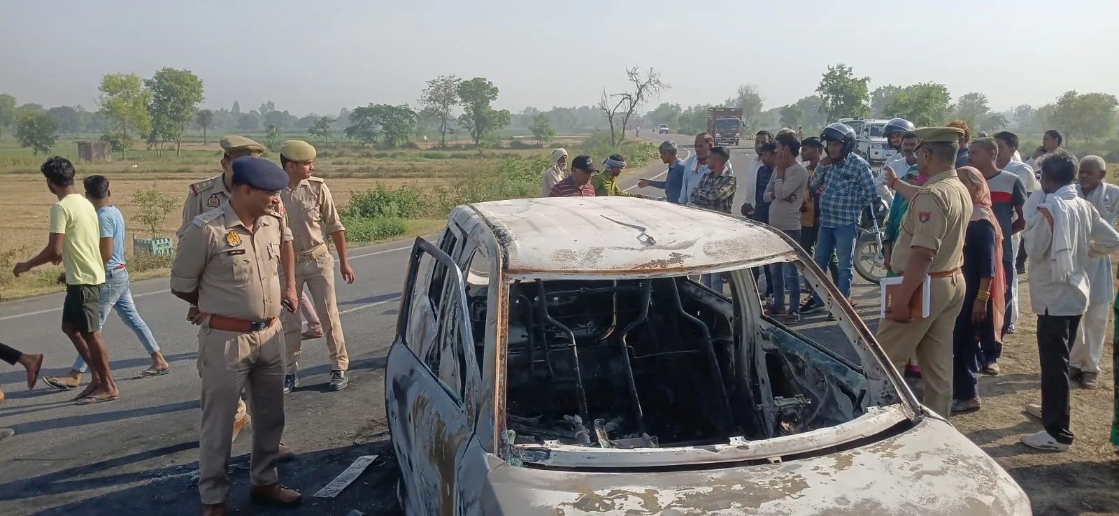 कासगंज में दर्दनाक हादसा, कार में आग लगने से मासूम बेटा और मां की जलकर मौत