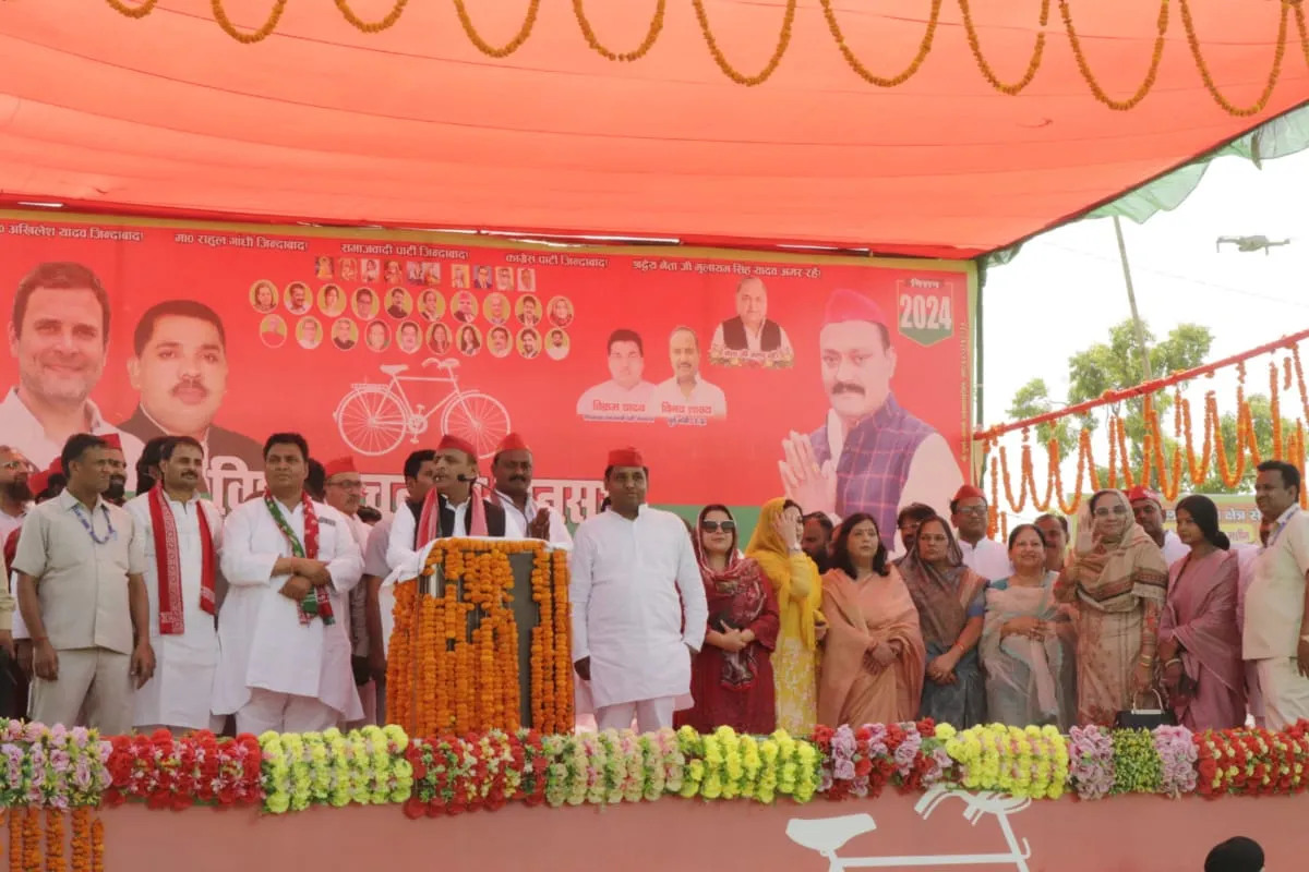 कासगंज: सोरों में अखिलेश यादव बोले- हमारी संजीवनी है संविधान, इसकी भक्षक बन रही भाजपा