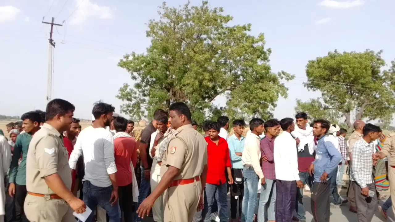 शाहजहांपुर: ऑटो और ट्रैक्टर-ट्रॉली की भिड़ंत में दो लोगों की मौत, सड़क पर रखे शव...लगाया जाम