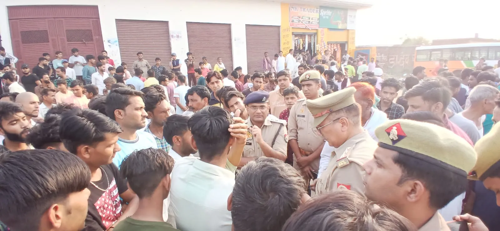 कासगंज: सड़क किनारे से गुजर रहे तीन मासूमों को कैंटर ने रौंदा, एक की मौत