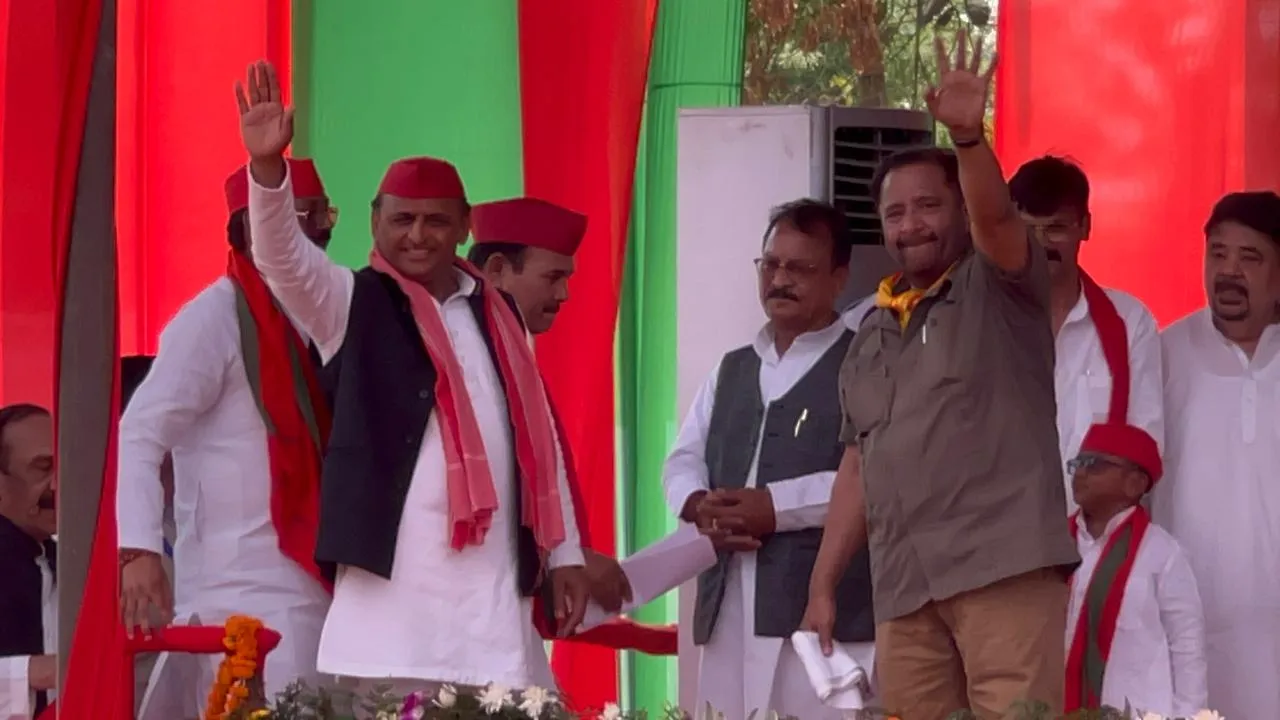 Akhilesh Yadav in Bareilly: बरेली पहुंचे अखिलेश यादव, भाजपा पर जमकर साधा निशाना...जनसभा में उमड़ा जनसैलाब