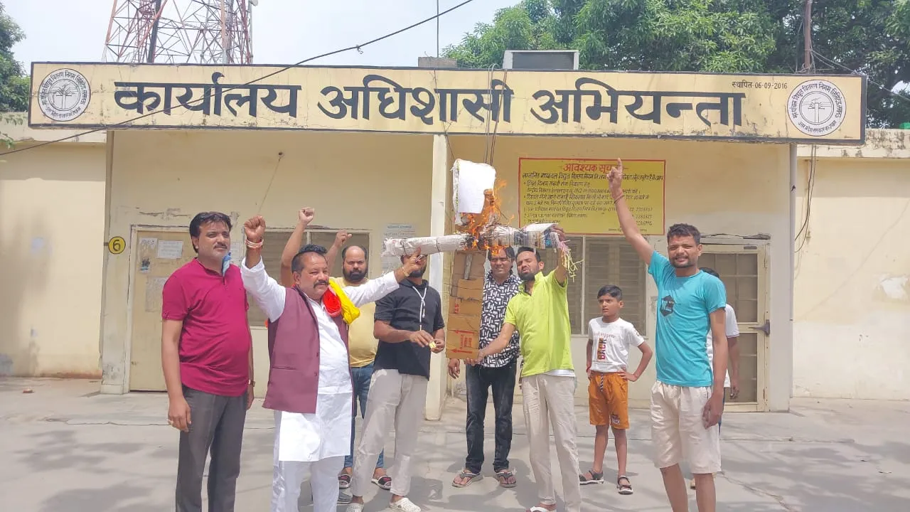 पीलीभीत: मीटर बदलने के नाम पर उगाही से भड़के व्यापारी नेता, एक्सईएन का फूंका पुतला