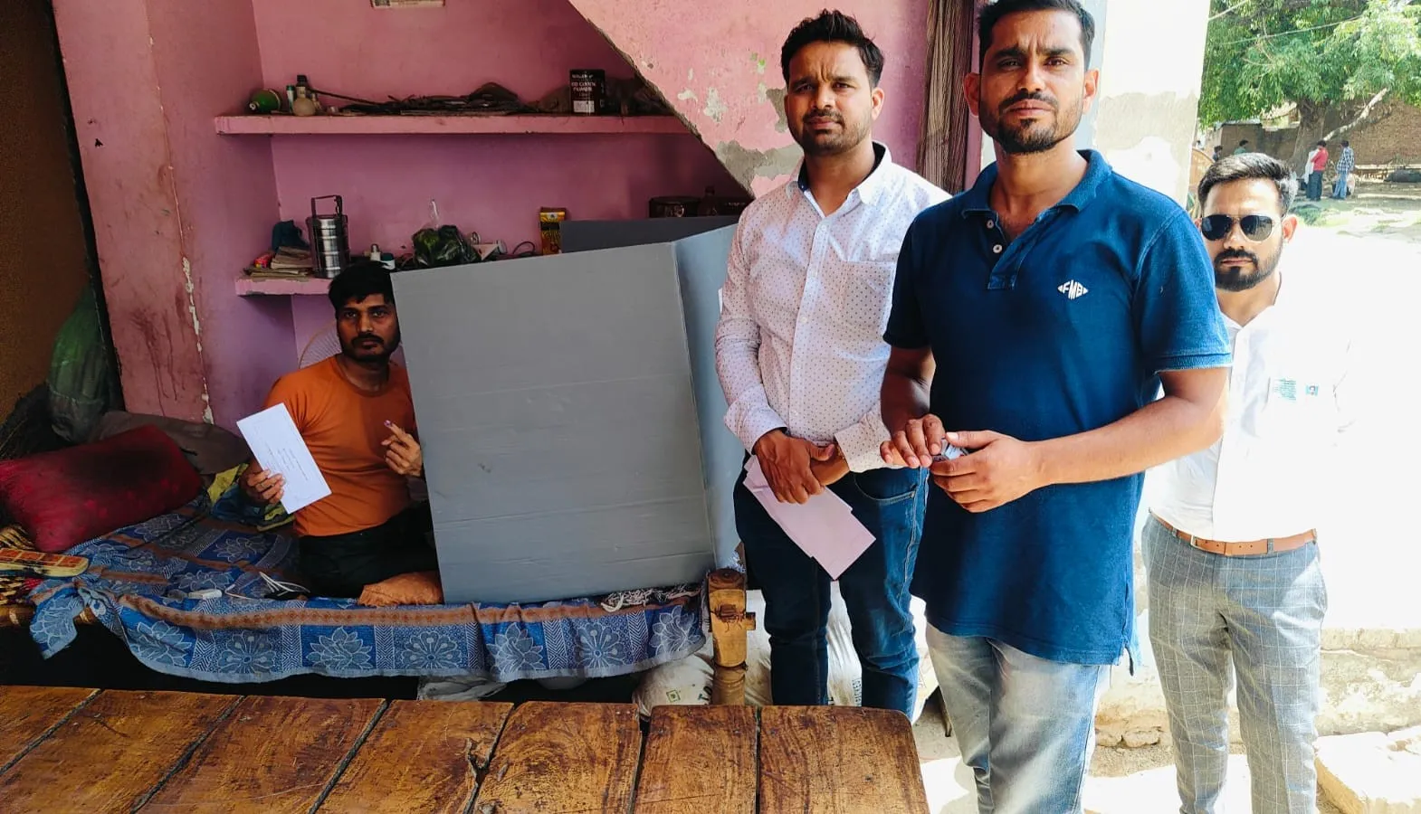 बदायूं: 85 प्लस आयु वर्ग और दिव्यांग मतदाताओं ने मतपत्र से किया मतदान