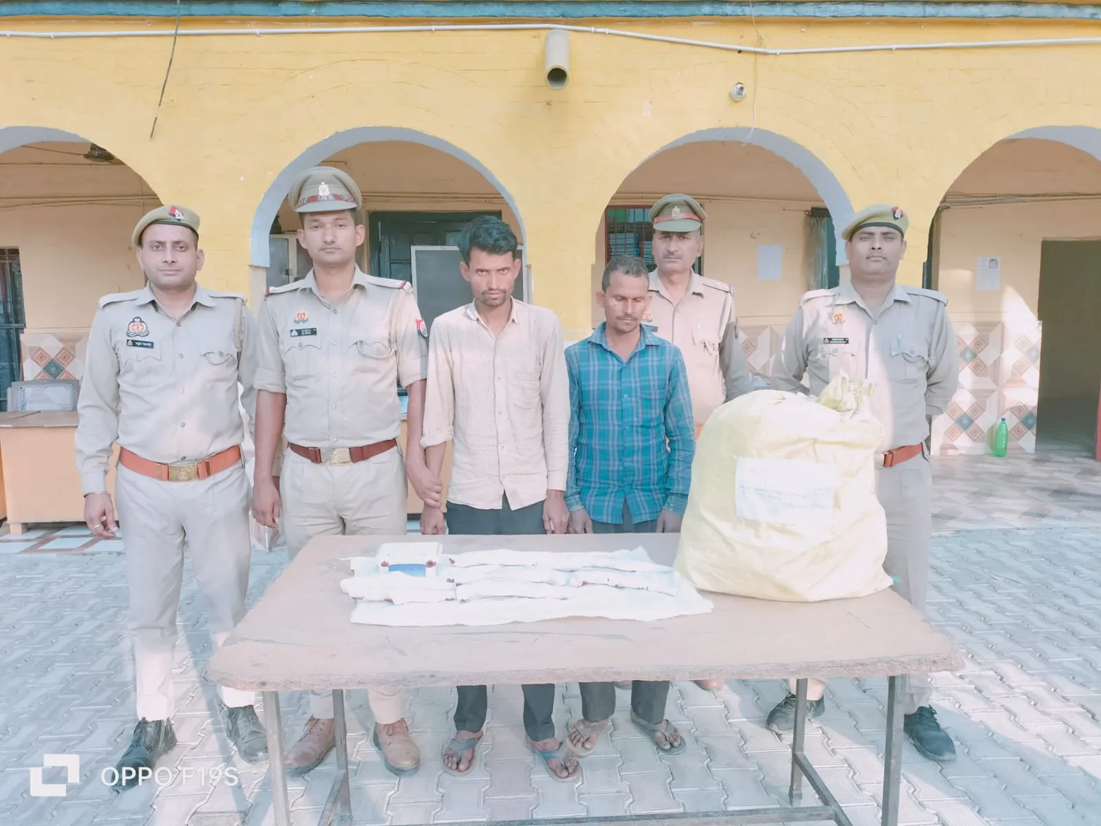शाहजहांपुर: झुकना नदी किनारे बनाए जा रहे थे तमंचा, पुलिस ने दो लोगों को दबोचा
