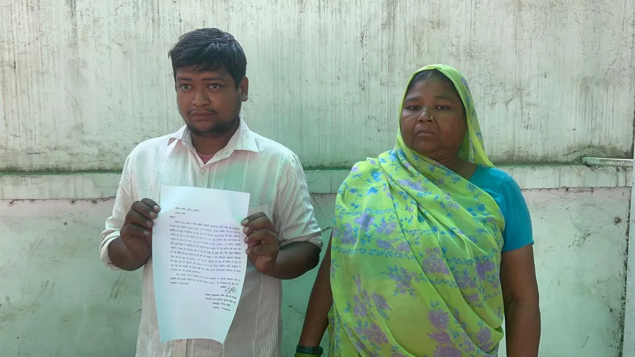 बरेली: गांव के खेत में गिरे पेड़ को बाबूराम नाम के व्यक्ति ने बेचे, महिला ने की एसएसपी से शिकायत