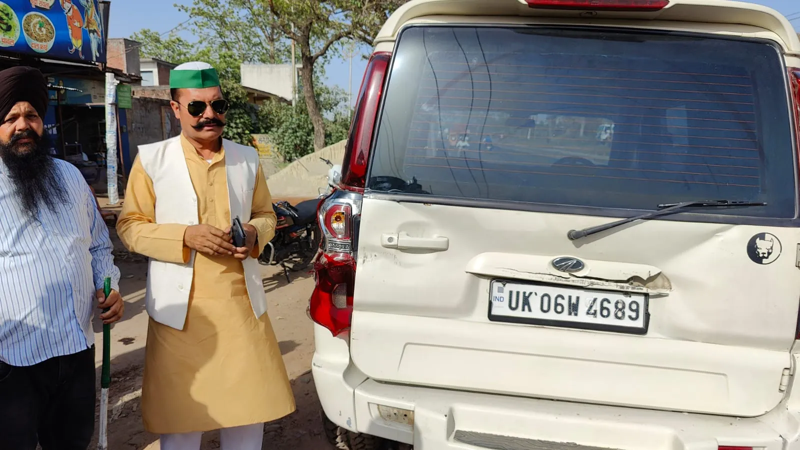 रामपुर: डंपर ने किसान नेता की कार को मारी टक्कर, क्षतिग्रस्त