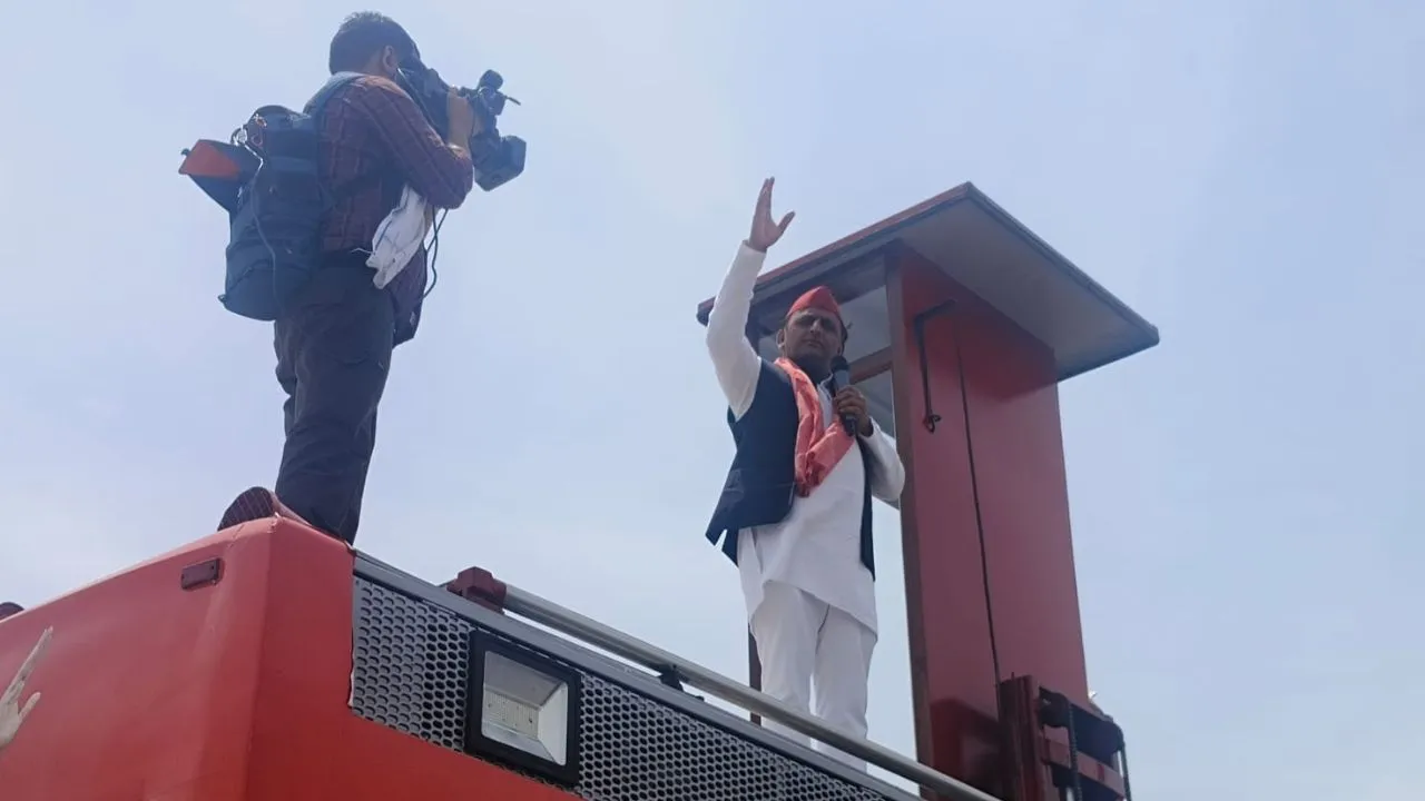 Lok Sabha Election 2024: सपा के राष्ट्रीय अध्यक्ष व कन्नौज लोकसभा प्रत्याशी अखिलेश यादव कर रहे रोड शो...जगह-जगह हो रहा स्वागत