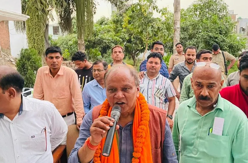 Bareilly News: बीजेपी प्रत्याशी छत्रपाल ने शहर और भोजीपुरा में किया जनसंपर्क