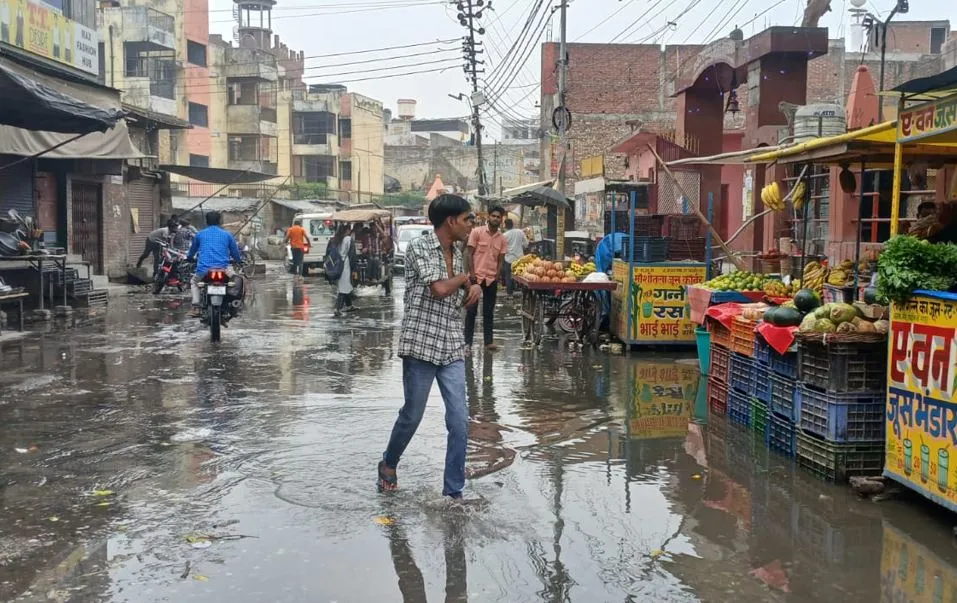 कासगंज: नाले में अटी गंदगी, बाजार में जमा हुआ कीचड़ युक्त पानी