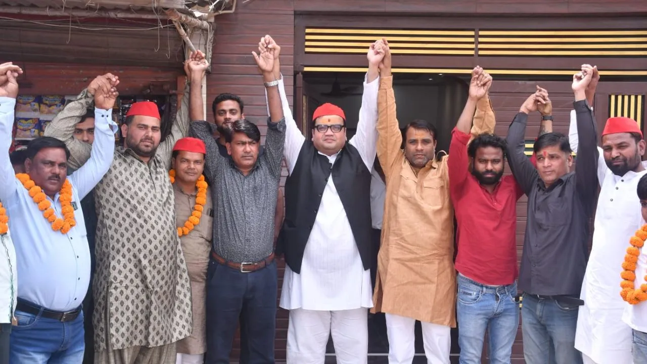 Kanpur: सपा के कार्यकर्ता 50 हजार पीडीए परिवारों से करेंगे संपर्क...गठबंधन प्रत्याशी आलोक मिश्रा को जितवाने का लिया संकल्प 