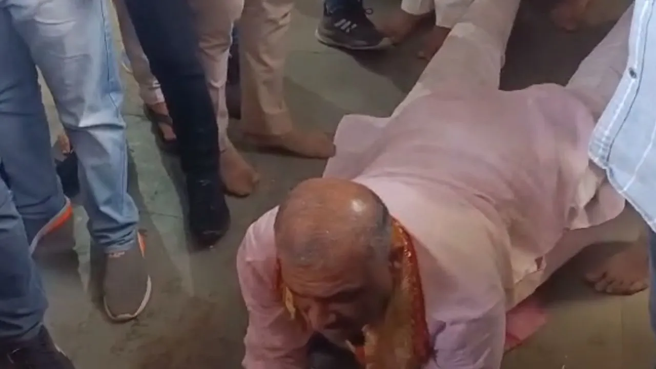 Kanpur: सपा विधायक अमिताभ बाजपेई ने पनकी मंदिर से किया दंडवत प्रणाम चालू...पुलिस ने बजरंग दज प्रमुख को किया हाउस अरेस्ट