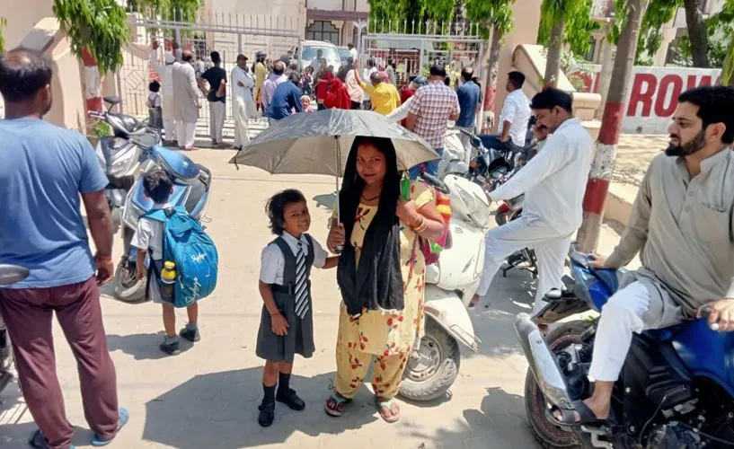Bareilly News: तेज धूप और गर्मी से बेहाल हो रहे स्कूली बच्चे, अभिभावकों का भी छूट रहा पसीना