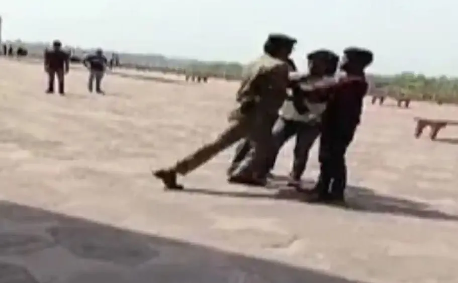 Agra: ताजमहल में वीडियो बनाने को लेकर हुआ विवाद, CISF जवान से भिड़ी युवती...हुई मारपीट और धक्कामुक्की