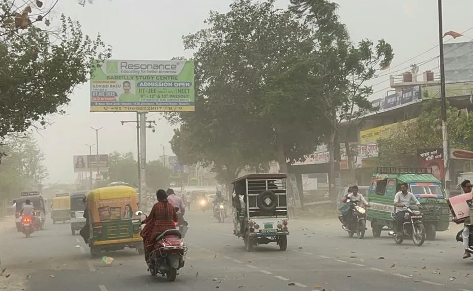 Bareilly News: मौसम ने बदली करवट, अचानक चलने लगी धूल भरी आंधी...लोगों को गर्मी से मिली राहत 