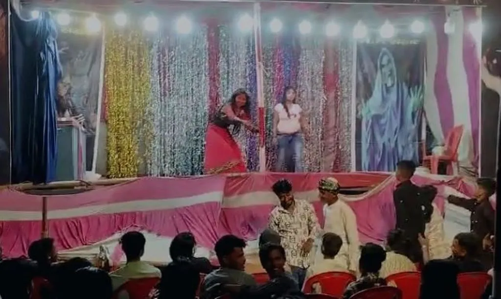 Bareilly News: ईद के मेले में बार-बालाओं ने देर रात तक लगाए ठुमके, आचार संहिता की खुले आम उड़ाई जा रहीं धज्जियां