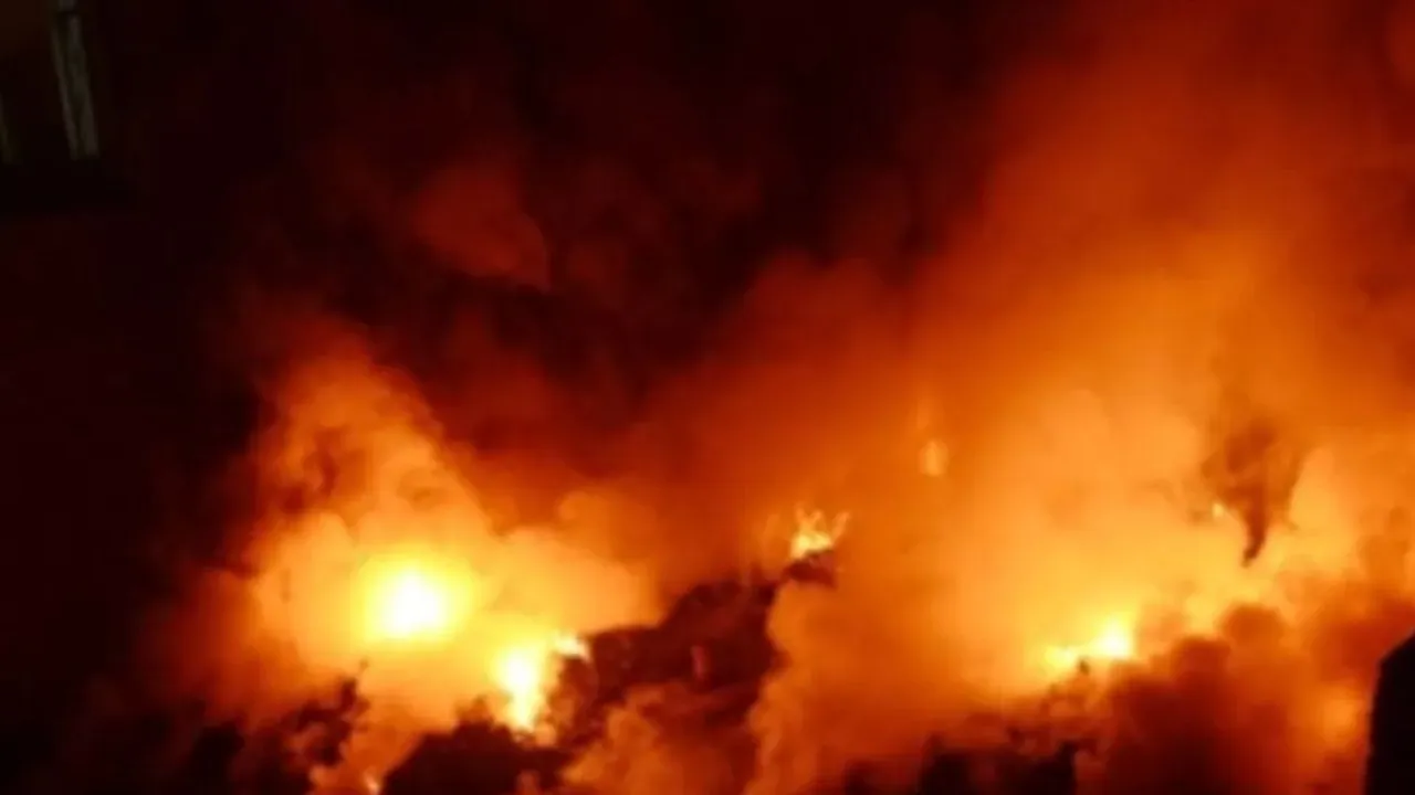 Etawah: नई मंडी में लगी भीषण आग से चार दर्जन दुकानें जलकर खाक; कड़ी मशक्कत के बाद दमकल कर्मियों ने पाया काबू