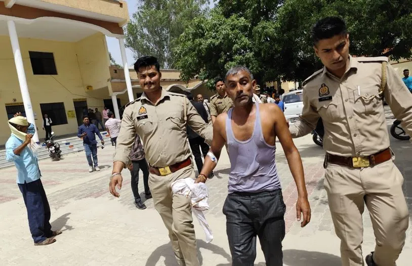 बदायूं:  दाखिल खारिज न होने से परेशान किसान ने तहसील परिसर में की आत्मदाह की कोशिश