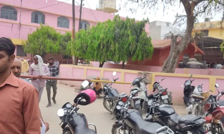 Bareilly News: सड़क निर्माण के लिए रास्ते पर लगा दिए बैरियर, इलाज को भटकते रहे मरीज