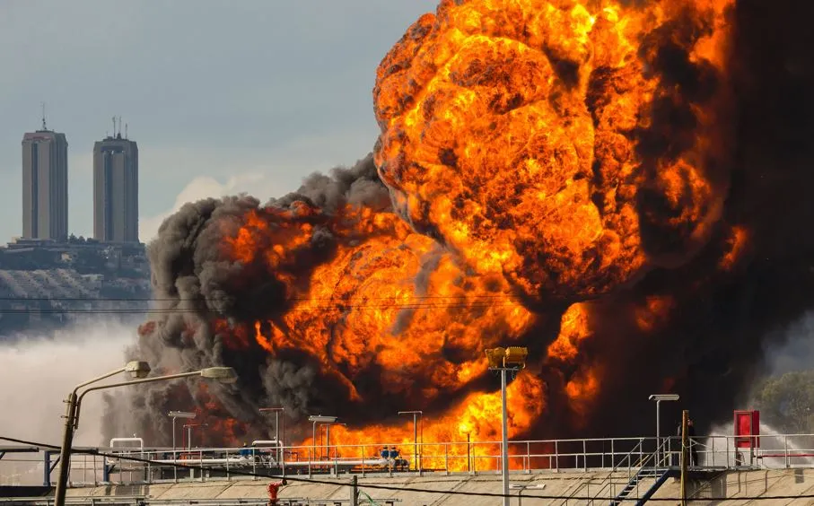 इराक में शिया सशस्त्र समूहों ने हाइफा तेल रिफाइनरियों पर किया हमला 