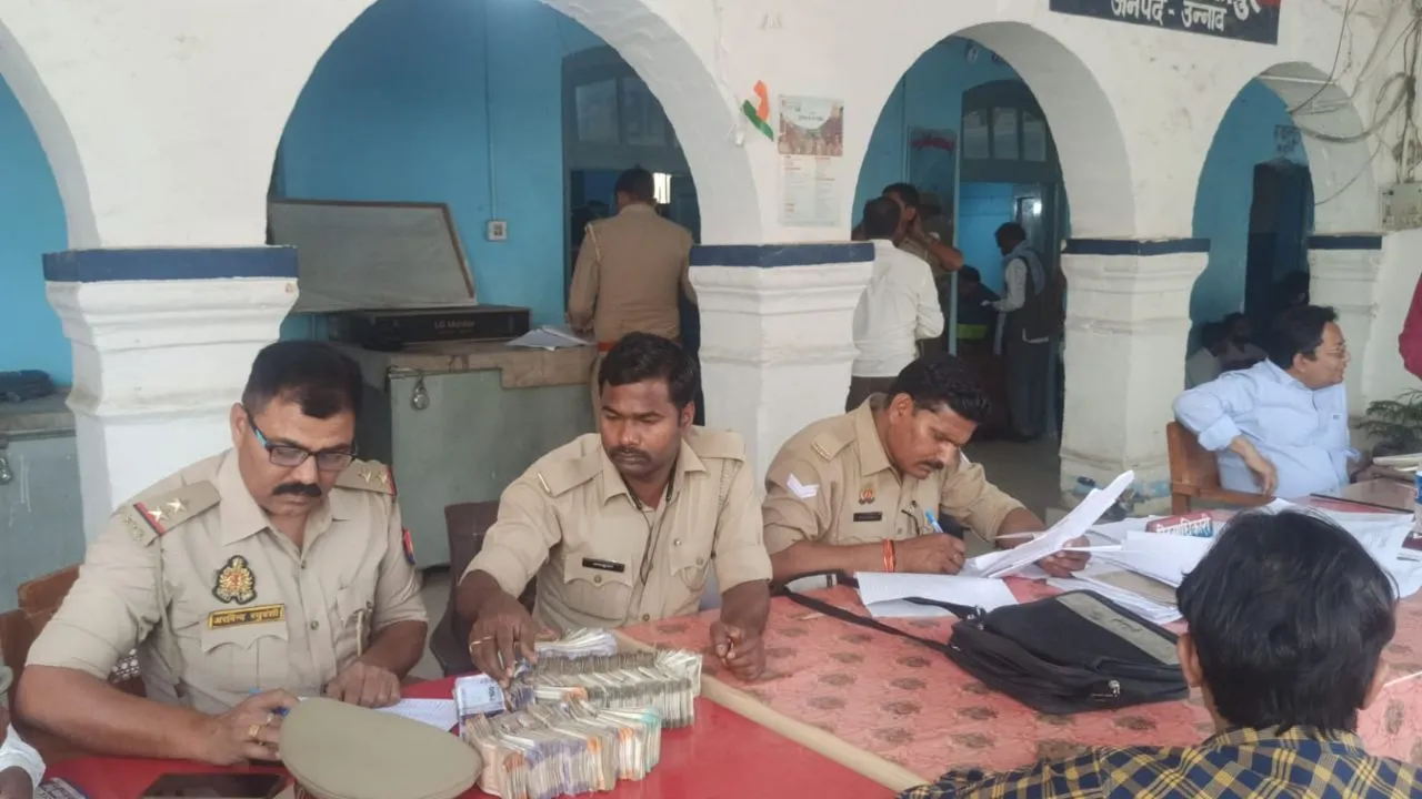 Unnao: वाहन चेकिंग के दौरान उड़न दस्ते ने कार से बरामद की लाखों की नगदी; युवक से मांगा गया ब्योरा