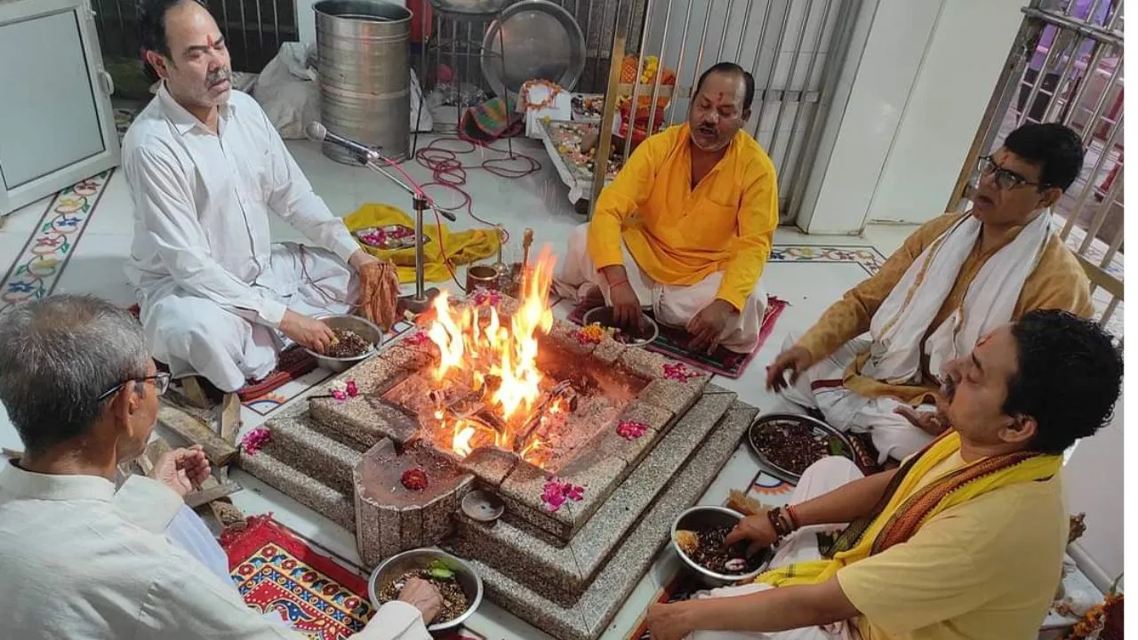 Chaitra Navratri 2024: अष्टमी पर घरों और मंदिरों में पूजा अर्चना...मंदिरों में दर्शन के लिए उमड़ी भीड़