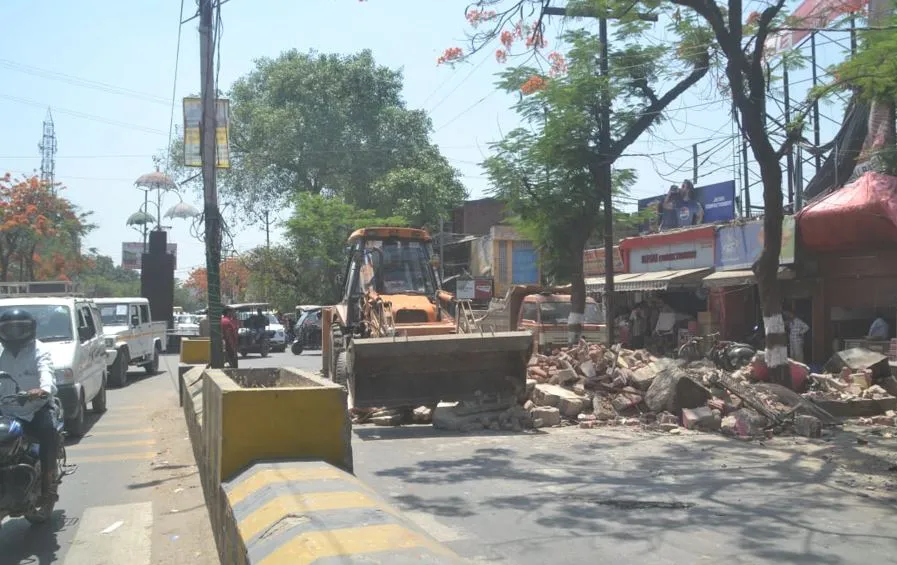 पीलीभीत: पुलिस के पिंक बूथ पर गरजी जेसीबी, हादसों की रोकथाम के लिए डीएम-एसपी ने की प्लानिंग...सुधरेंगे ब्लैक स्पॉट 