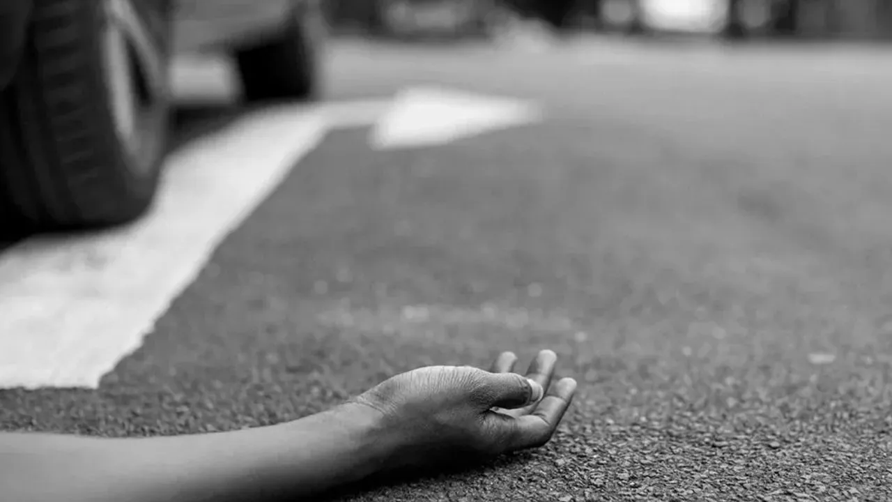 Farrukhabad: शादी समारोह से लौट रहे बाइकसवार पिता-पुत्र सड़क हादसे का शिकार; हालत गंभीर, आरोपी चालक फरार